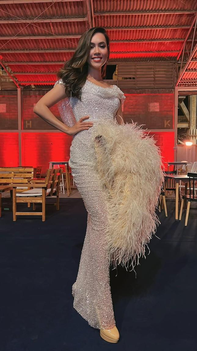 Hoàng My tới xem Kim Duyên thi bán kết Miss Universe 2021 tối 11/12.