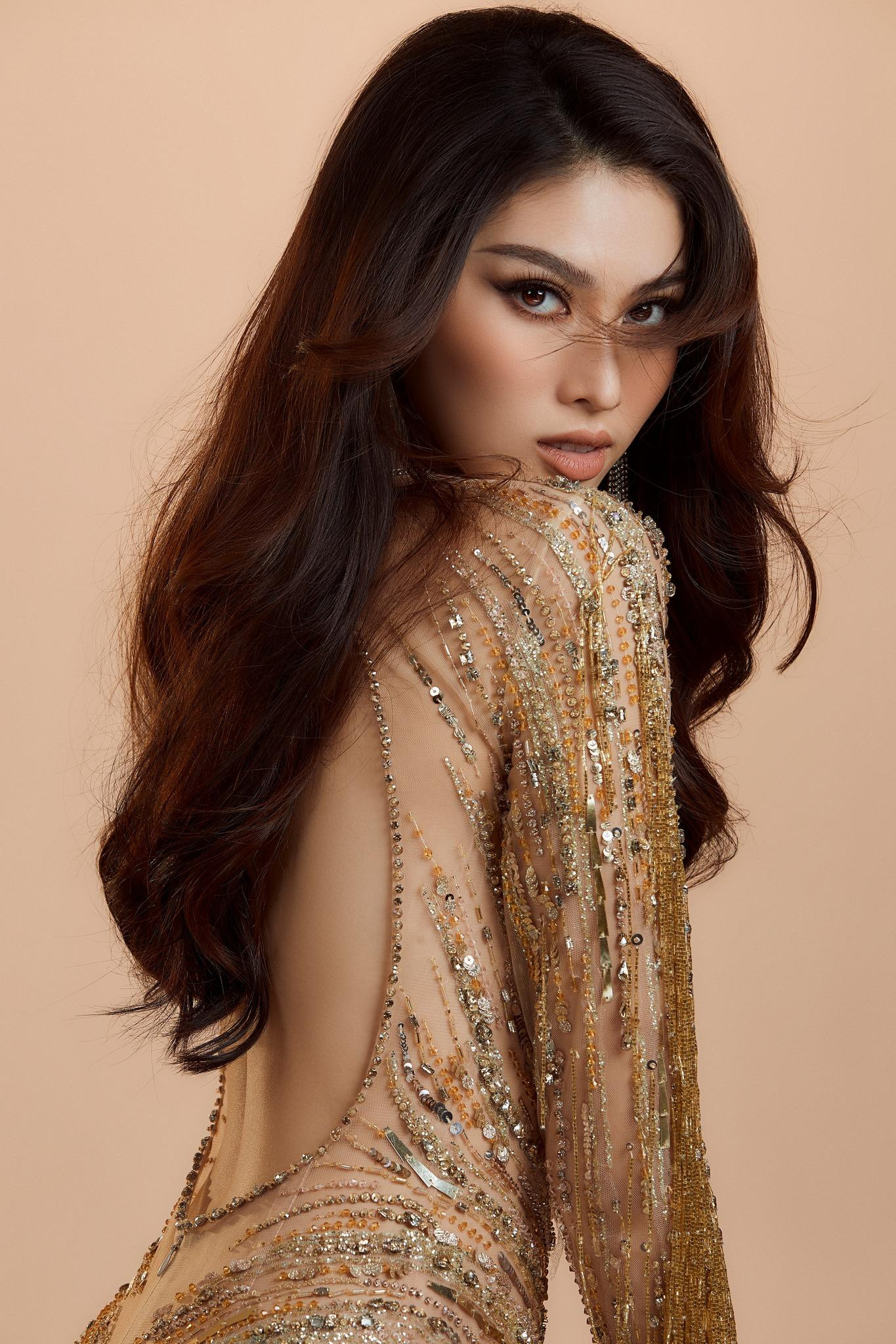 Diện váy chất liệu xuyên thấu đính kim sa lấp lánh, người đẹp khoe trọn tấm lưng trần quyến rũ.