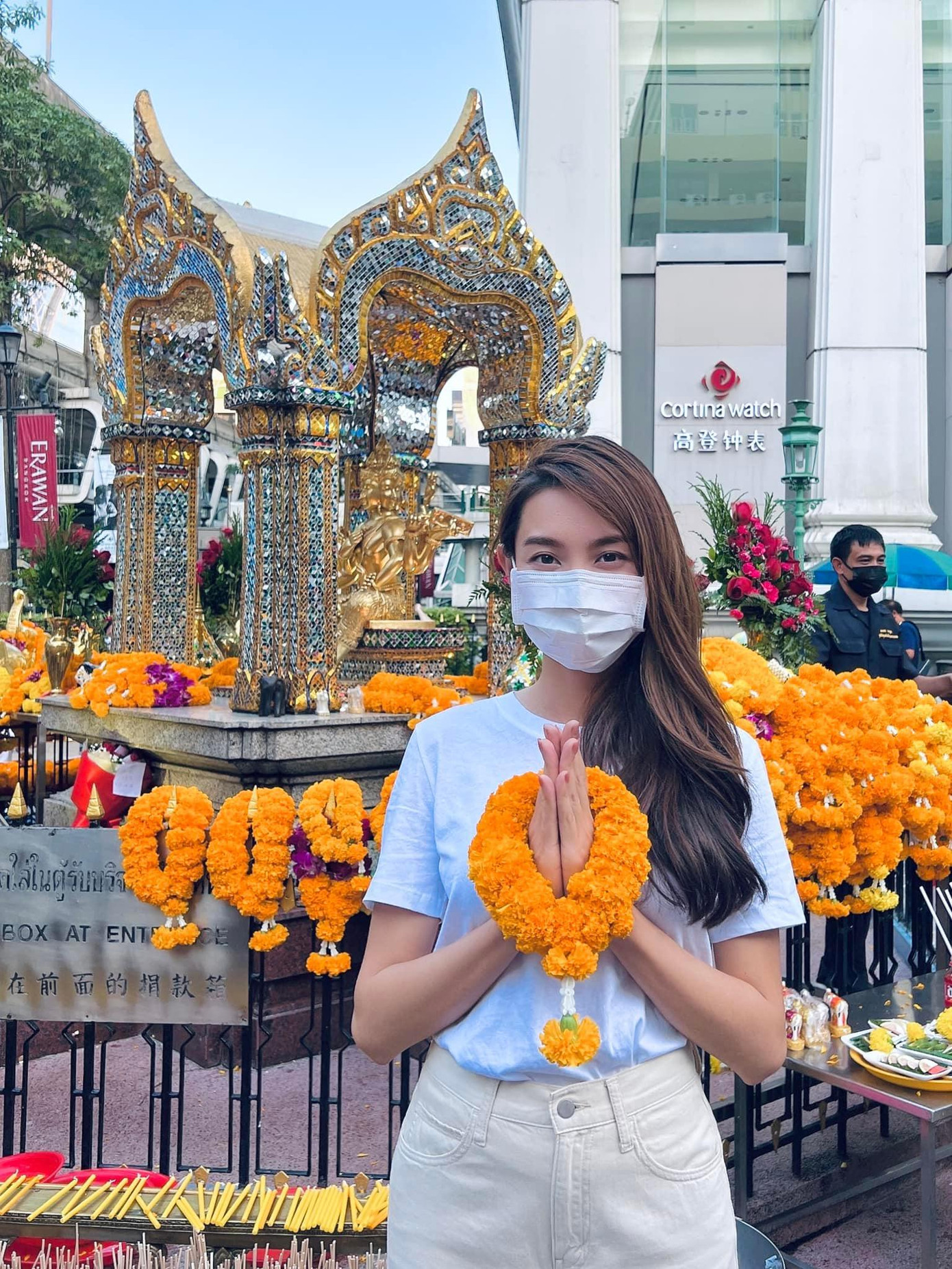 Hoa hậu Thuỳ Tiên đi thắp hương cầu may trong ngày đầu năm mới tại Bangkok, Thái Lan.