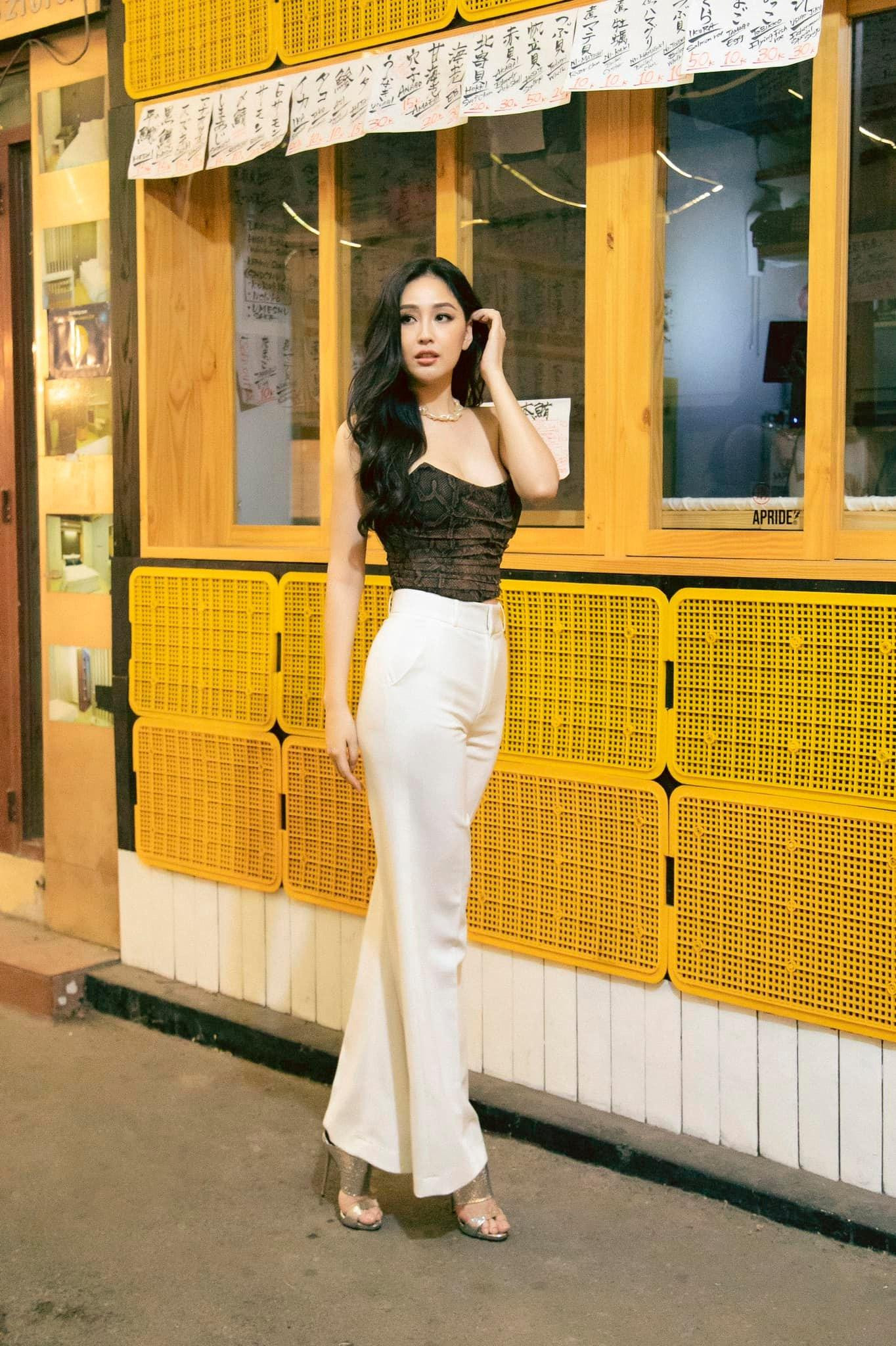 Hoa hậu Mai Phương Thúy khoe dáng thanh mảnh, quyến rũ khi diện chiếc áo cúp ngực nóng bỏng.