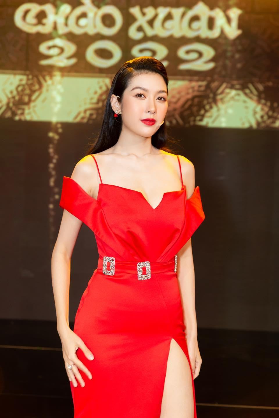 Á hậu Hoàn vũ Việt Nam 2019 khoe khéo vai trần và vòng một đầy đặn, quyến rũ.