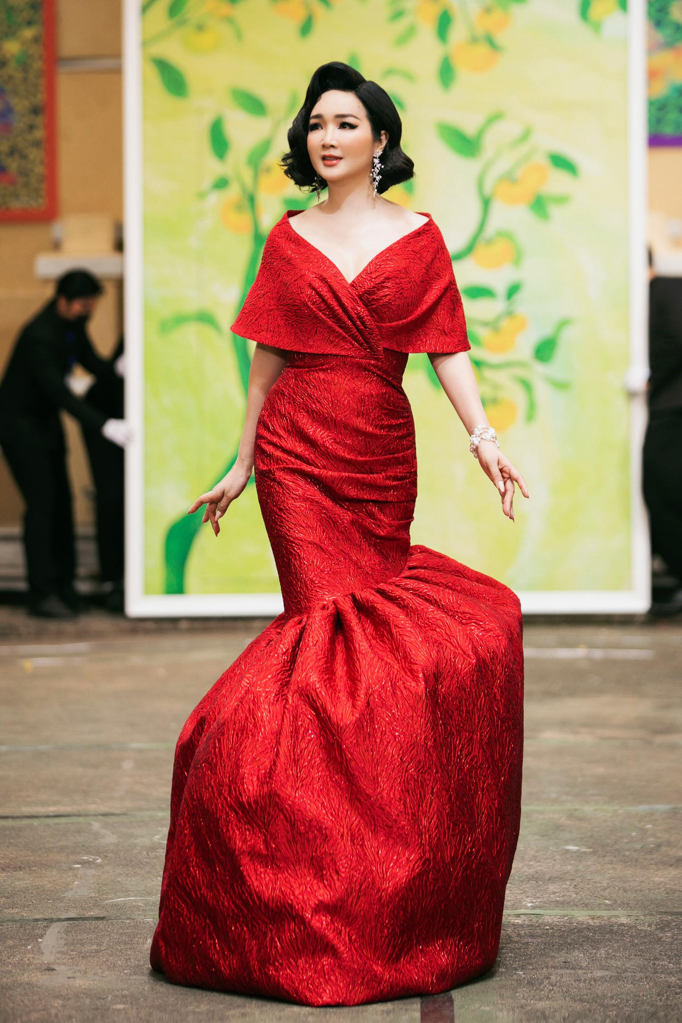 Mặc dù trình diễn cùng sân khấu với các đàn em đình đám trong nghề hiện nay nhưng Giáng My vẫn thể hiện bản lĩnh sân khấu và nét đẹp kiêu sa, sang trọng của mình.