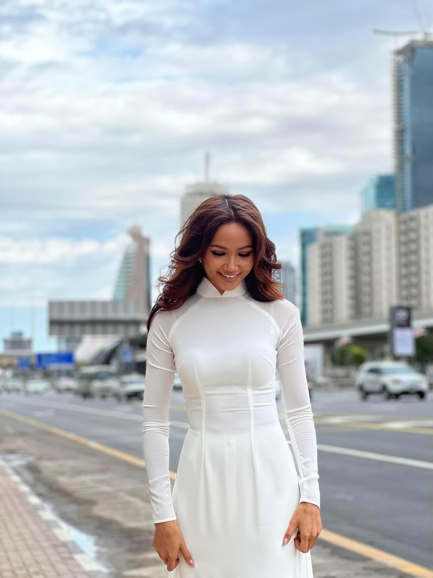 Hoa hậu Hoàn vũ Việt Nam 2017 mang tới đường phố nơi đây vẻ đẹp tinh khôi và dịu dàng của người con gái Việt.