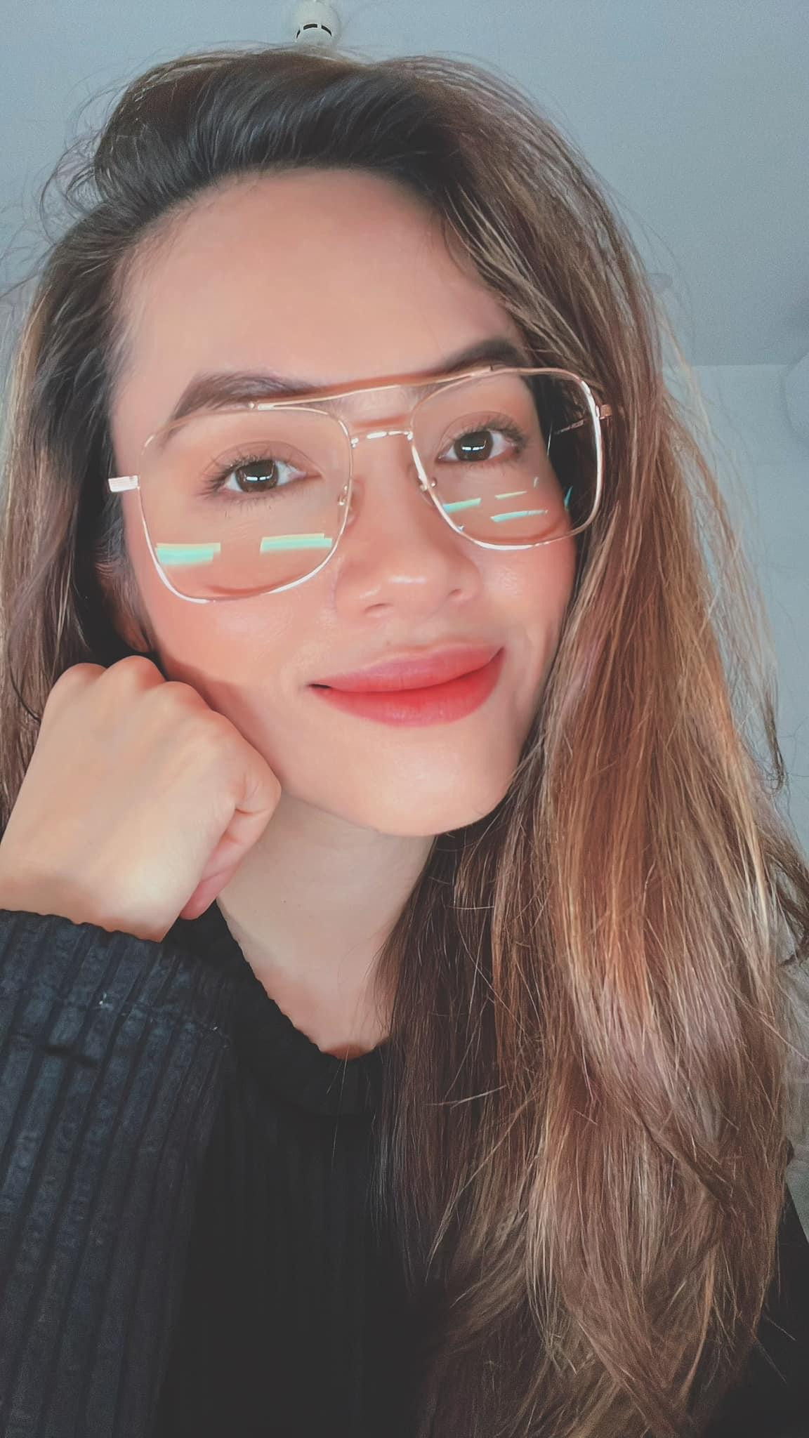 Á hậu Hoàng My khoe nhan sắc rạng ngời, xinh đẹp dù đang tự điều trị COVID-19 ở nhà.