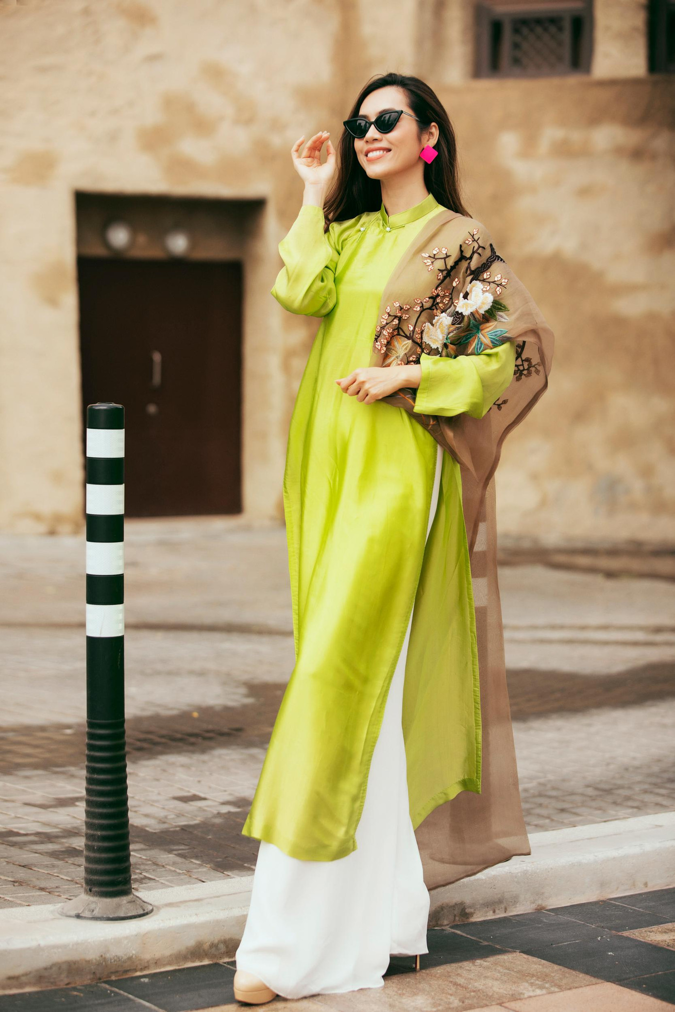 Cô chia sẻ bản thân luôn muốn đi “bụi” vòng quanh thế giới nhưng lần này lại muốn dành vài năm ở Việt Nam để cống hiến và làm những công việc thiện nguyện.