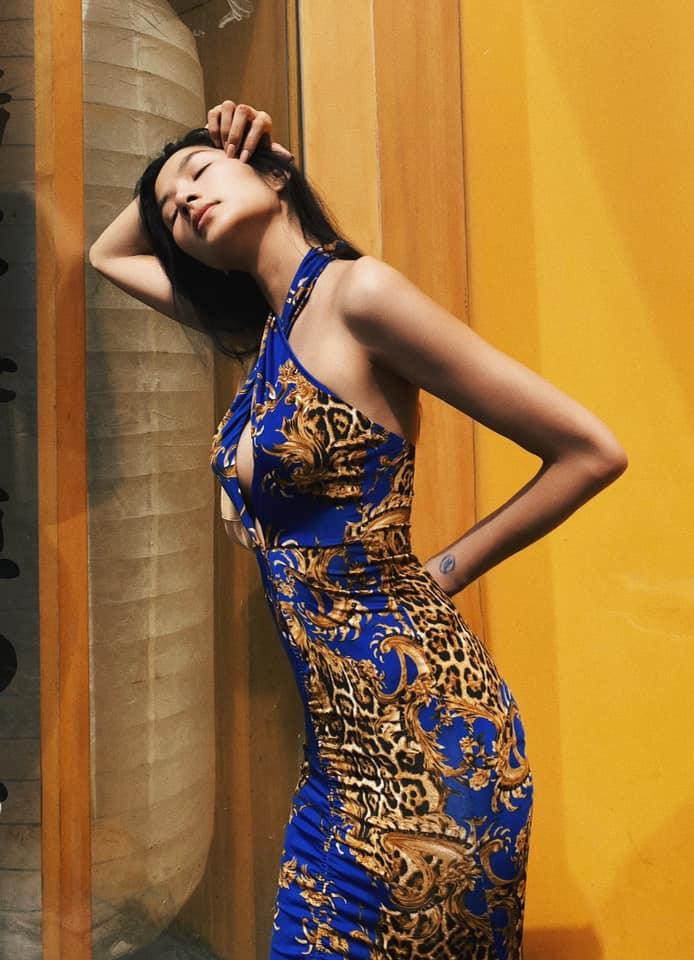 Thiết kế táo bạo giúp người đẹp khoe trọn vòng một quyến rũ.