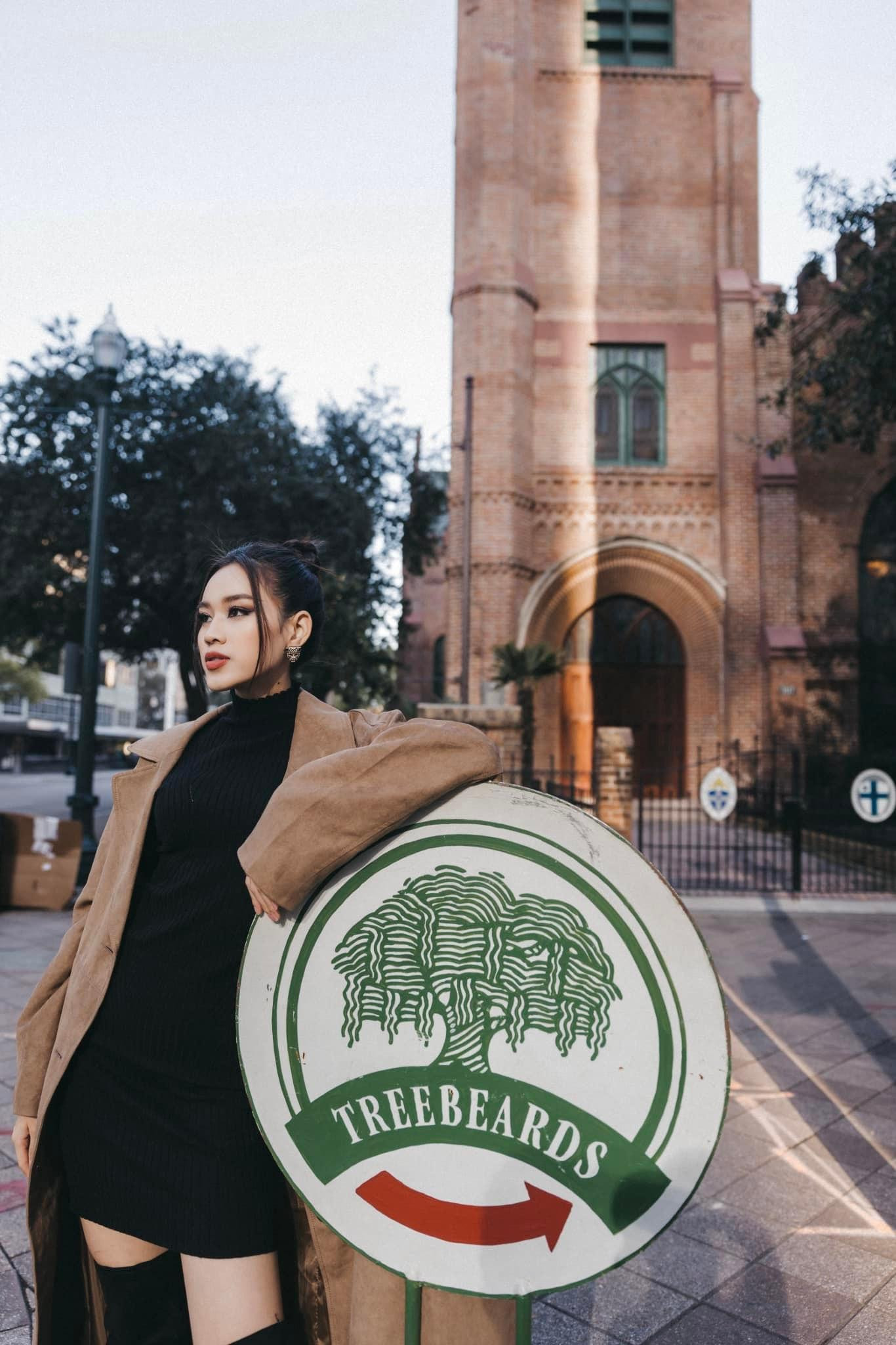 Từ nước Mỹ xa xôi, Hoa hậu Đỗ Thị Hà bồi hồi chia sẻ những dòng tâm sự trong thời khắc chuyển giao năm mới 2021 - 2022. Năm nay là một năm vô cùng đáng nhớ với Đỗ Thị Hà khi cô đón năm mới tại Mỹ do đang mắc COVID-19 và không thể trở về Việt Nam như dự kiến trước đó.