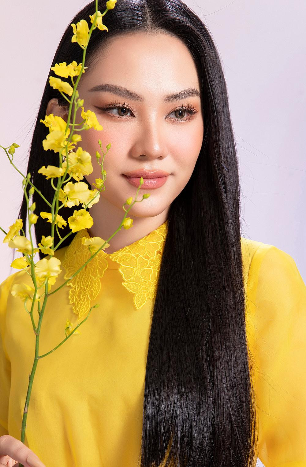 Nhìn lại một năm 2021 đã qua, Mai Phương bồi hồi: "Chỉ mới thoáng chốc mà một năm đã trôi qua. Tự nhiên trong lòng có chút bồi hồi, tự hào và hạnh phúc khi đếm ngược những phút giây hối hả cuối cùng trong năm 2021 cùng gia đình thân yêu của mình".