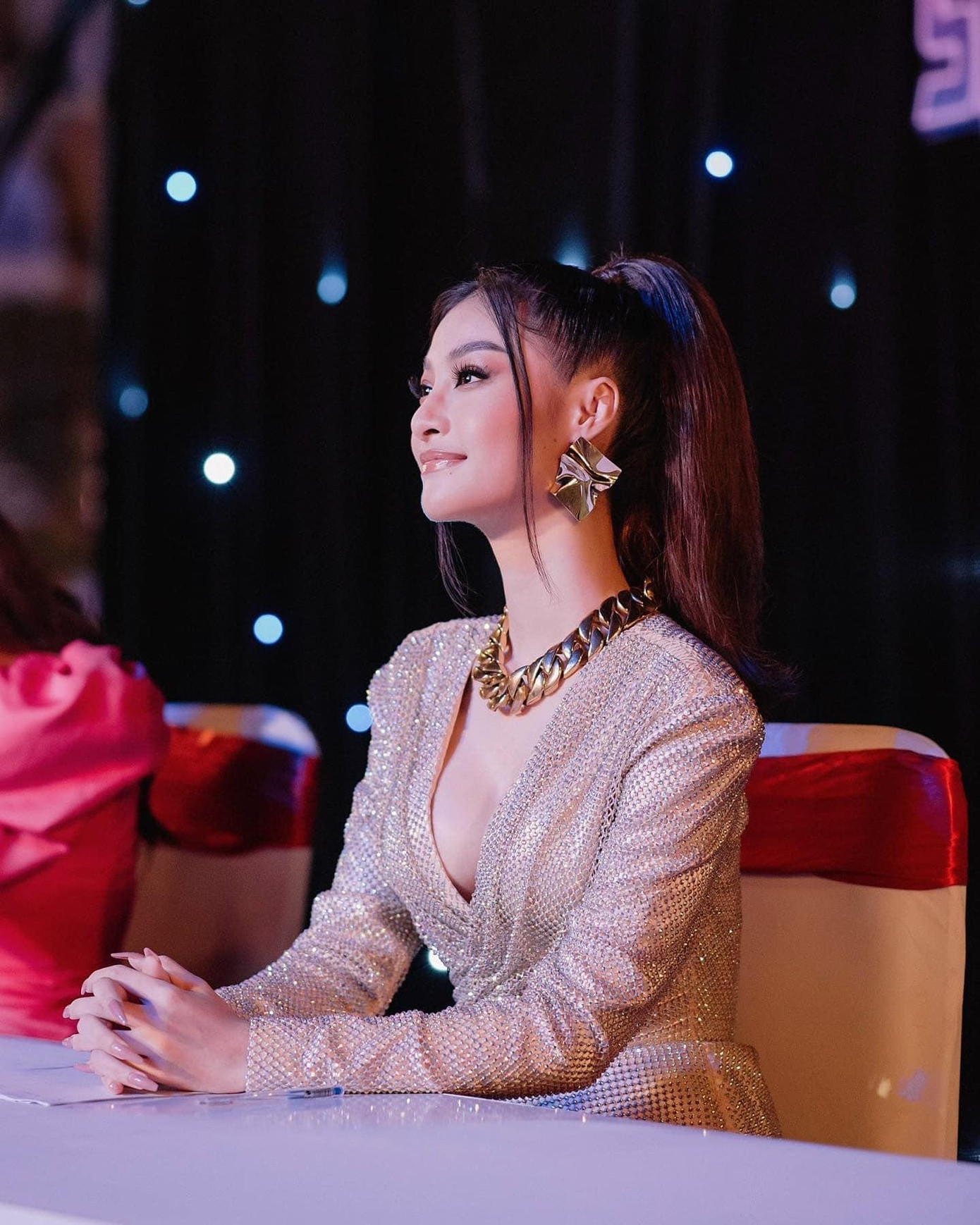 Thiết kế cổ chữ V xẻ sâu giúp Kiều Loan khoe khéo được vòng một sexy.