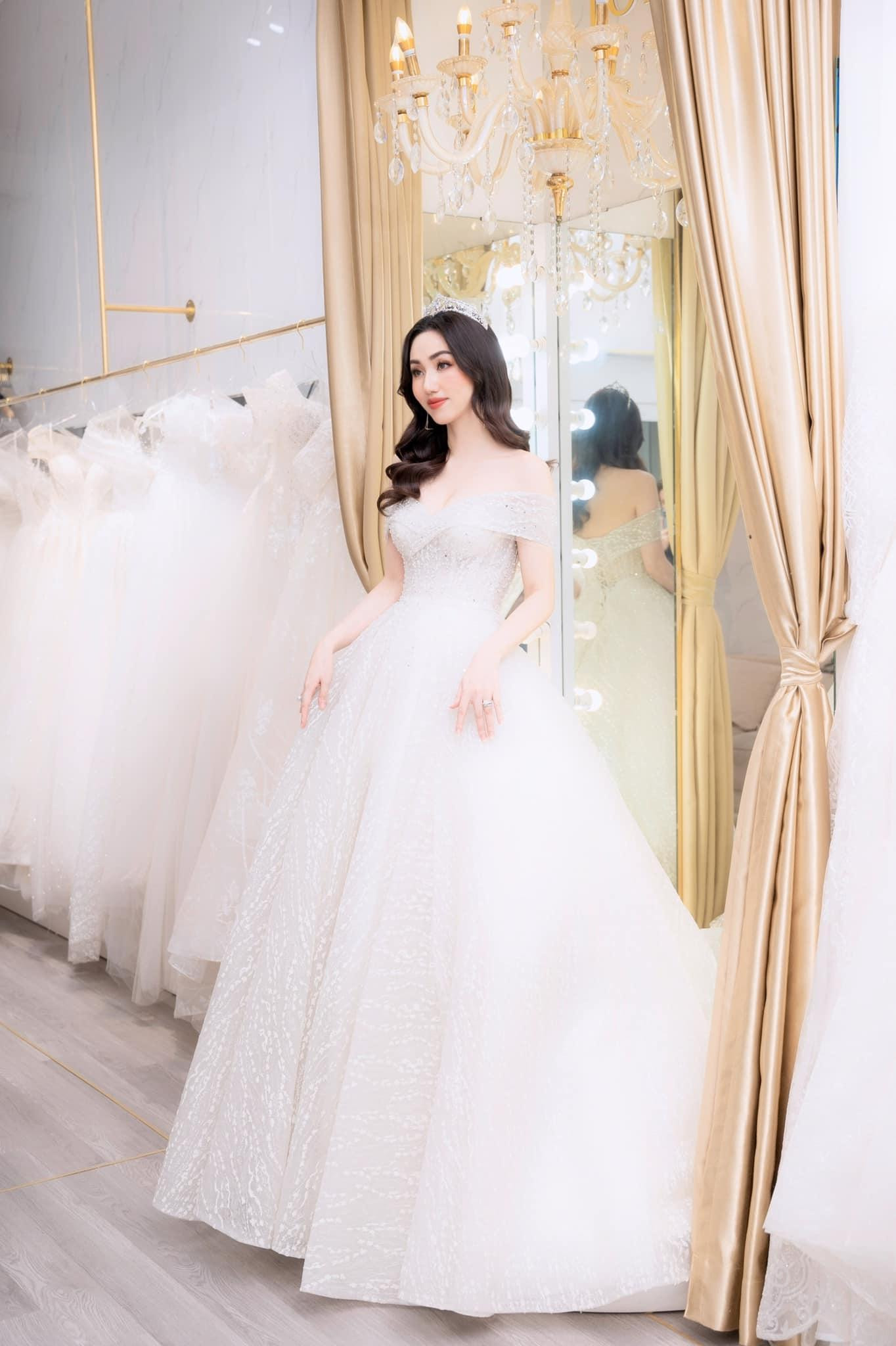 Chị gái của Thanh Tú là Á hậu Trà My cũng không hề kém cạnh em gái khi diện váy cưới lộng lẫy.