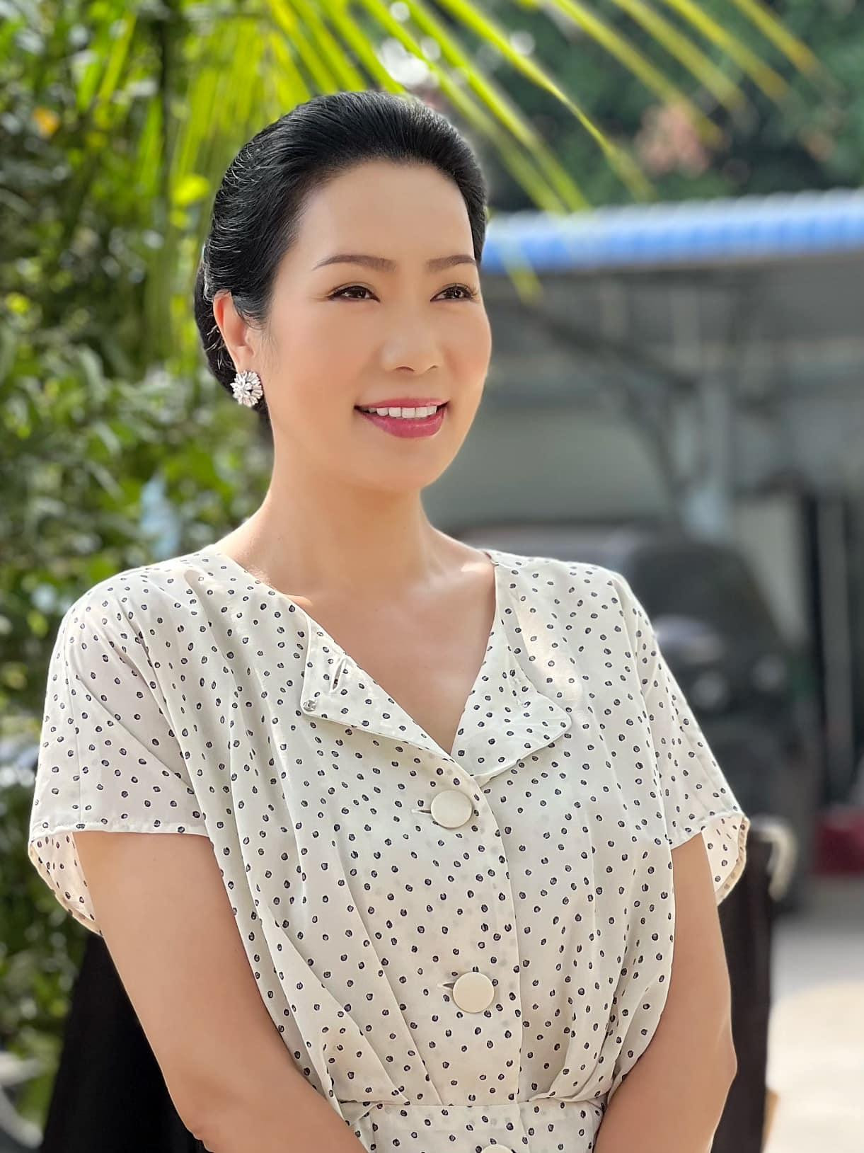 Á hậu Trịnh Kim Chi diện trang phục đơn giản, thanh lịch nhưng vẫn toát lên nét quý phái.