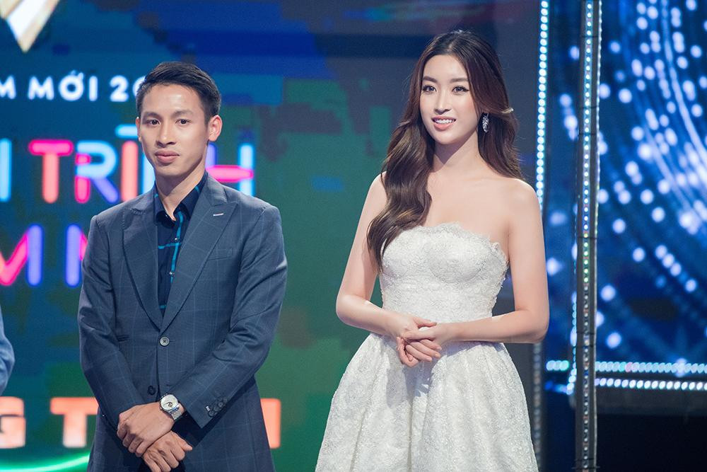 Sau 5 năm đăng quang tại Hoa Hậu Việt Nam 2016, cô không ngừng làm mới bản thân khiến khán giả không bao giờ nhàm chán. Với nhan sắc xinh đẹp, Đỗ Mỹ Linh cũng là “làn gió mới” tại đài truyền hình nơi mình làm việc.