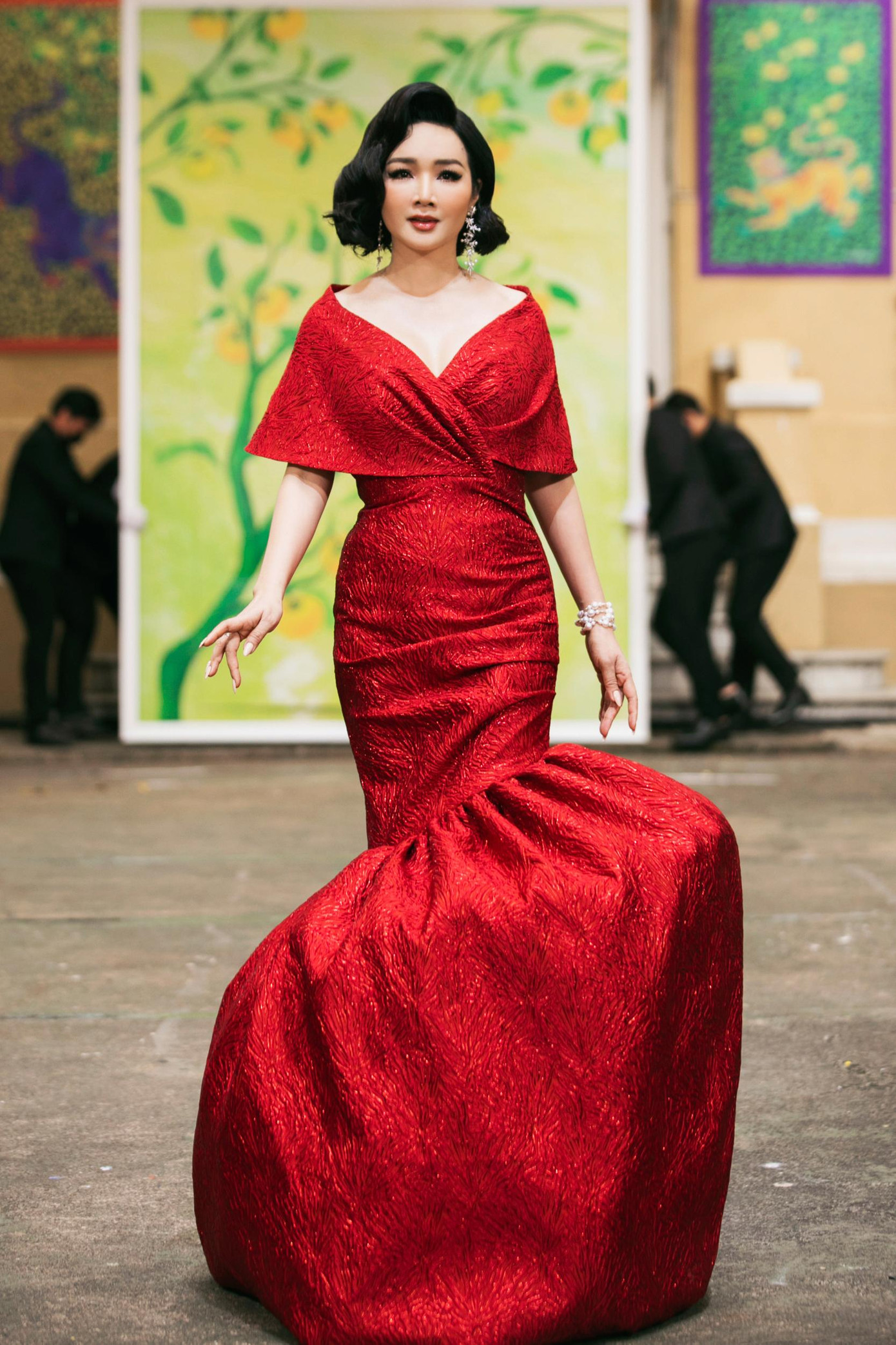 Diện bộ váy tông màu đỏ rực với thiết kế ấn tượng, Hoa hậu Giáng My đảm nhận vai trò mở màn của show diễn.