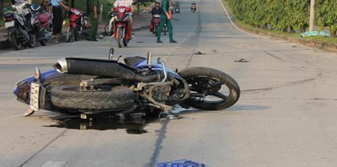 BẢN TIN ATGT: Hai ô tô đấu đầu, tài xế văng xuống đường ảnh 3