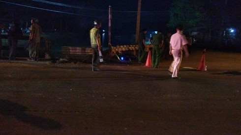 BẢN TIN ATGT: Hai ô tô đấu đầu, tài xế văng xuống đường ảnh 2