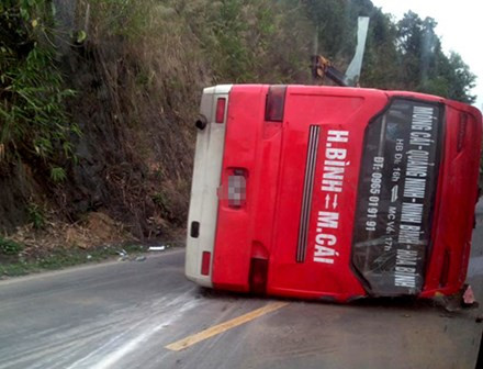 BẢN TIN ATGT: Hai ô tô đấu đầu, tài xế văng xuống đường ảnh 6