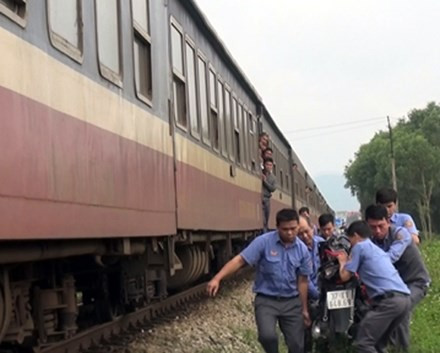 BẢN TIN ATGT: Hai ô tô đấu đầu, tài xế văng xuống đường ảnh 4