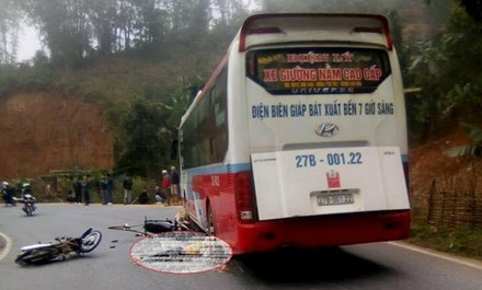 BẢN TIN ATGT: Hai ô tô đấu đầu, tài xế văng xuống đường ảnh 5