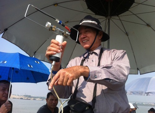 Tiến sĩ Bằng tìm kiếm bằng máy địa bức xạ.