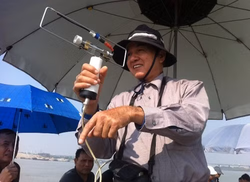 Tiến sĩ Bằng tìm kiếm bằng máy địa bức xạ.