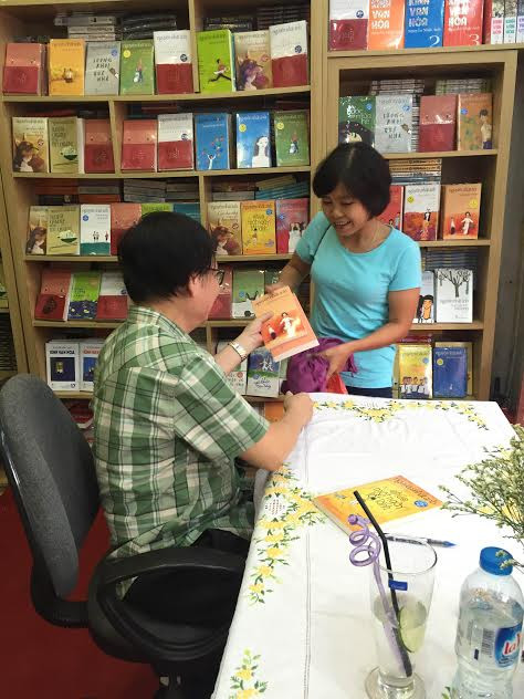 Giới trẻ Thủ đô xếp hàng dài xin chữ ký nhà văn Nguyễn Nhật Ánh ảnh 4