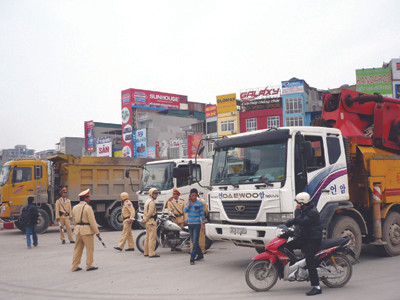 Gần 10 hung thần đã được CSGT xử lý tại nút Nguyễn Trãi - Khuất Duy Tiến chiều qua do đi vào giờ cấm Ảnh: Trọng Đảng