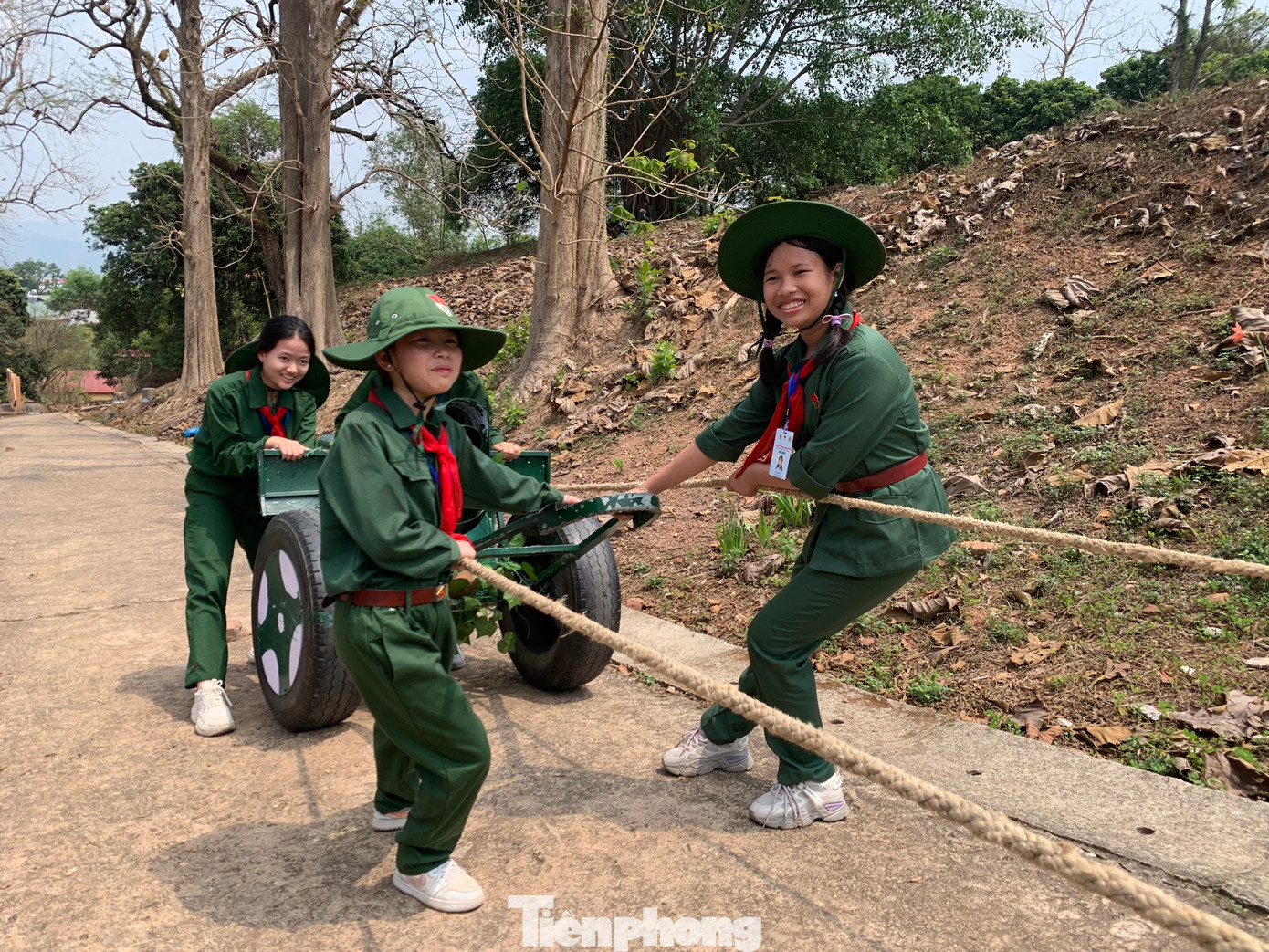 Các hoạt động trải nghiệm ý nghĩa kéo pháo tại Điện Biên mà Khánh Vân được tham gia Các hoạt động trải nghiệm ý nghĩa kéo pháo tại Điện Biên mà Khánh Vân được tham gia