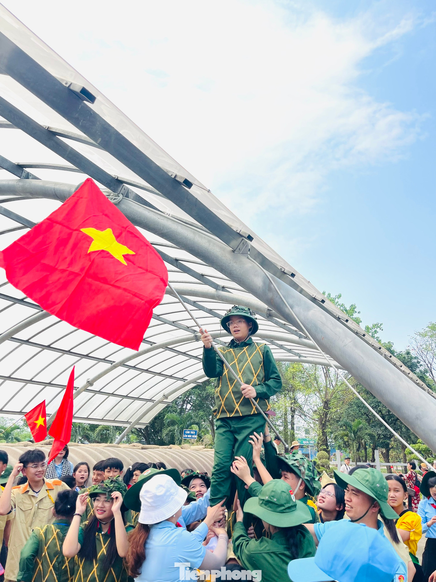 Em Lê Ngọc Minh diễn hoạt cảnh tướng De Castries đầu hàng trước Quân đội nhân dân Việt Nam. Em Lê Ngọc Minh diễn hoạt cảnh tướng De Castries đầu hàng trước Quân đội nhân dân Việt Nam.