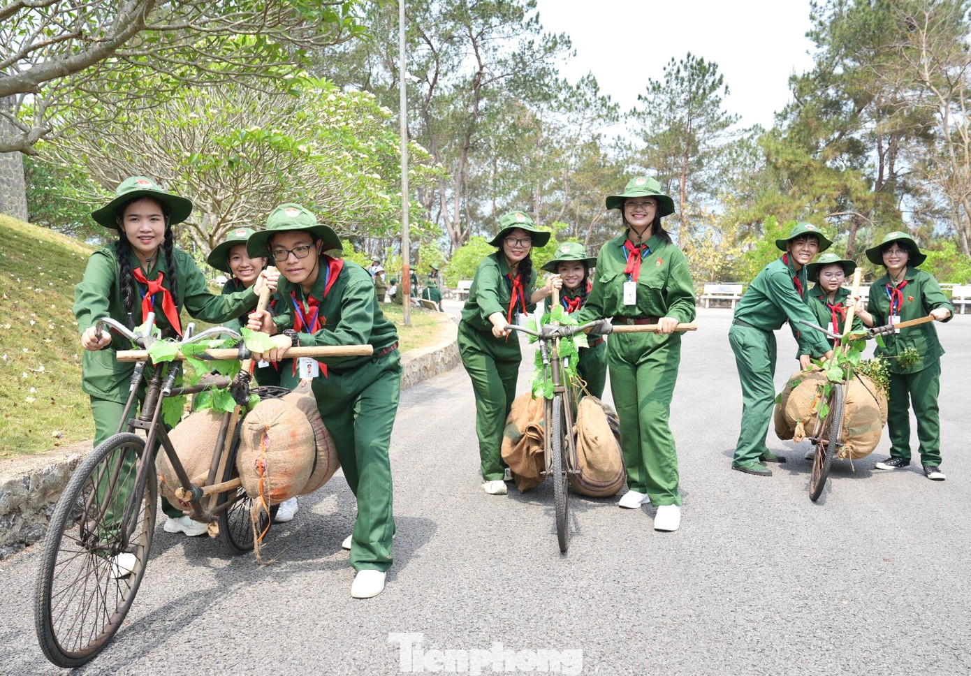 Các đại biểu thiếu nhi Liên hoan Chiến sĩ nhỏ Điện Biên toàn quốc lần thứ V trải nghiệm chở hàng bằng xe đạp thồ Các đại biểu thiếu nhi Liên hoan Chiến sĩ nhỏ Điện Biên toàn quốc lần thứ V trải nghiệm chở hàng bằng xe đạp thồ