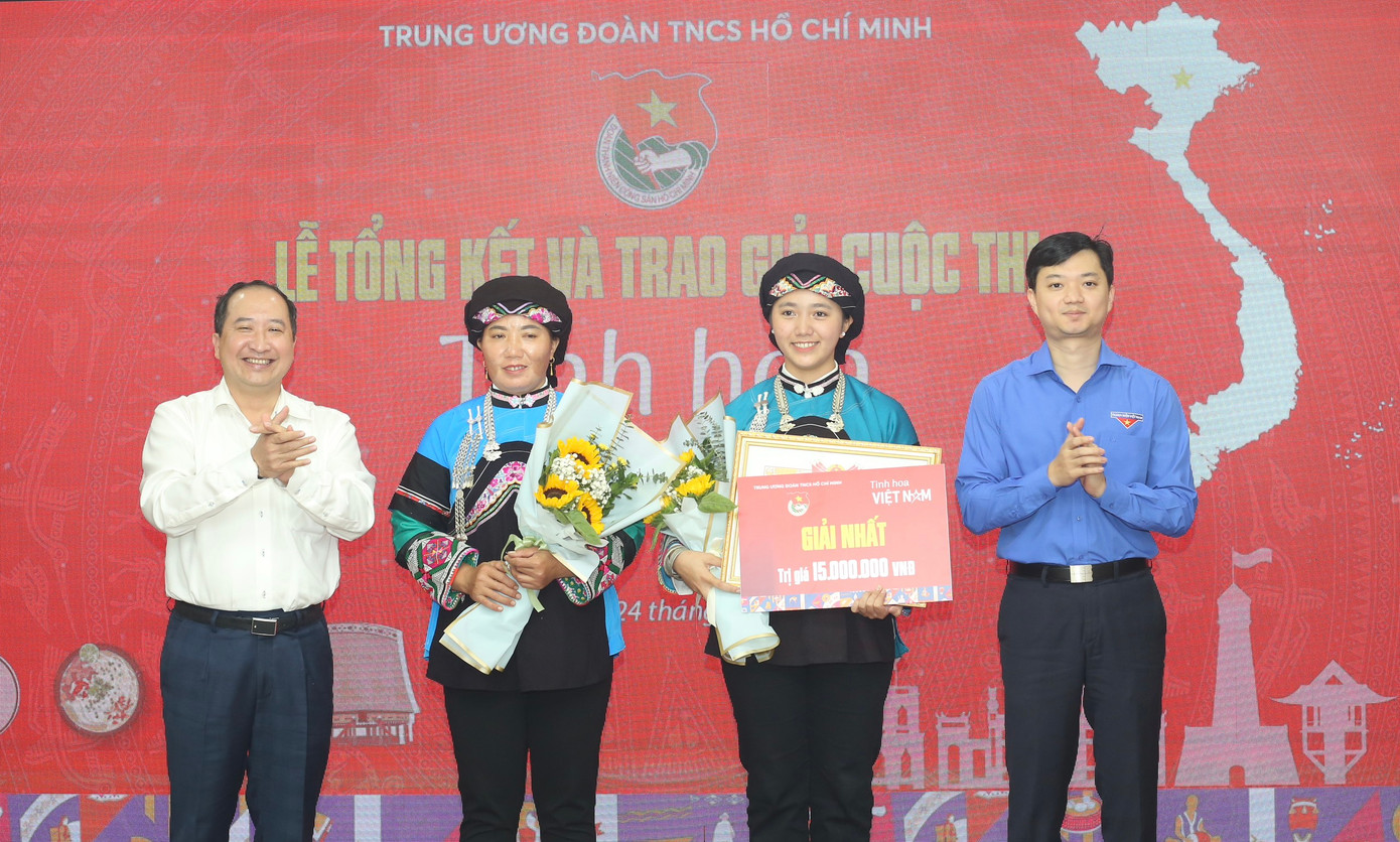 Anh Nguyễn Minh Triết – Bí thư T.Ư Đoàn, Chủ tịch T.Ư Hội SVVN (bên phải) và ông Vy Tư Liệu - Vụ trưởng Vụ Đoàn thể nhân dân Ban Dân vận T.Ư trao giải Nhất cho nữ sinh Lồ Phà Tú Anh. Ảnh: Bảo Anh