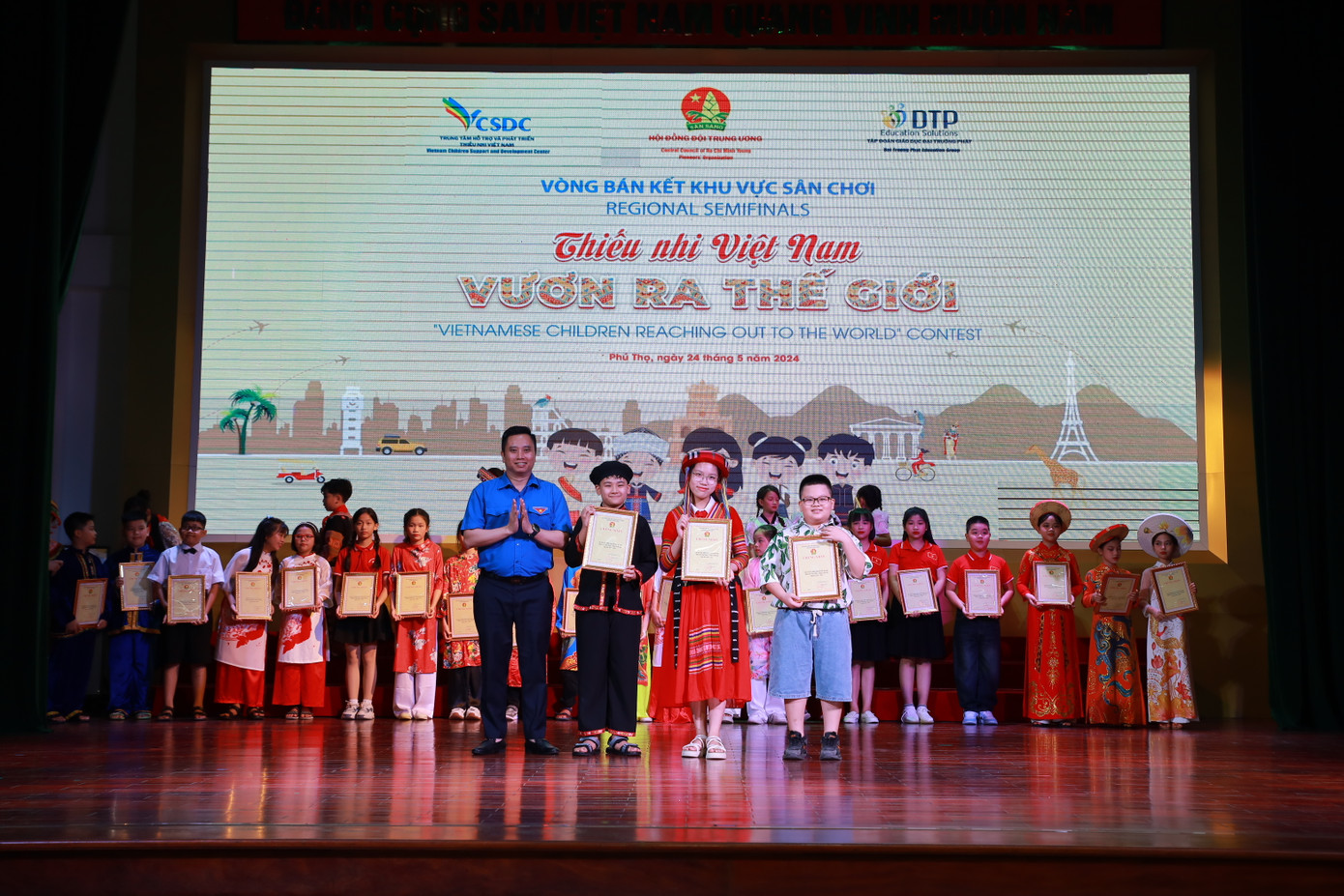 Anh Lê Anh Quân - Phó Chủ tịch Hội đồng Đội Trung ương trao giải Nhất cho đội thi đến từ Trường Tiểu học Tiểu học Phan Thiết, thành phố Tuyên Quang, tỉnh Tuyên Quang