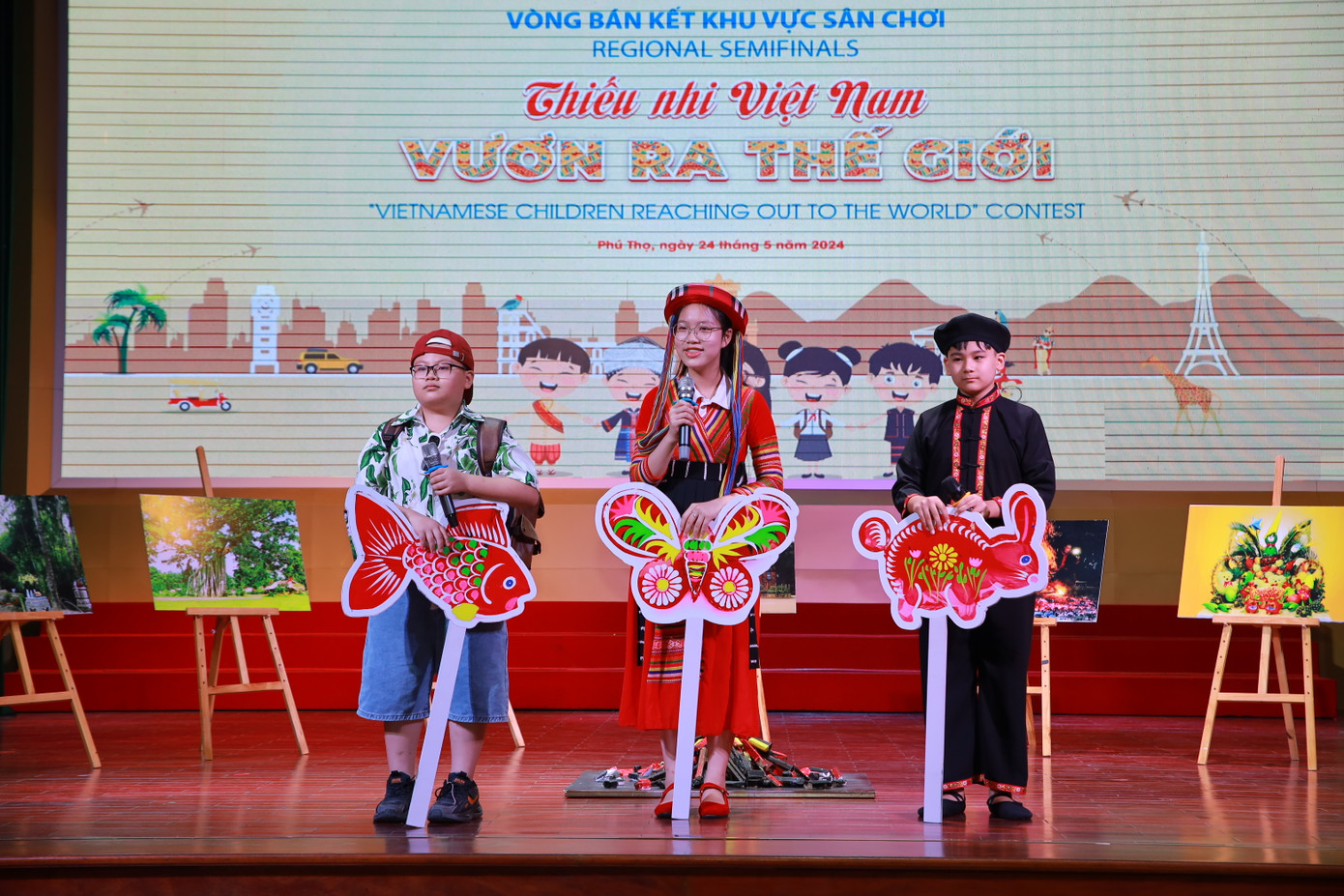 Đội thi đến từ Trường Tiểu học Tiểu học Phan Thiết, thành phố Tuyên Quang, tỉnh Tuyên Quang biểu diễn tại vòng bán kết khu vực Trung du miền núi phía Bắc