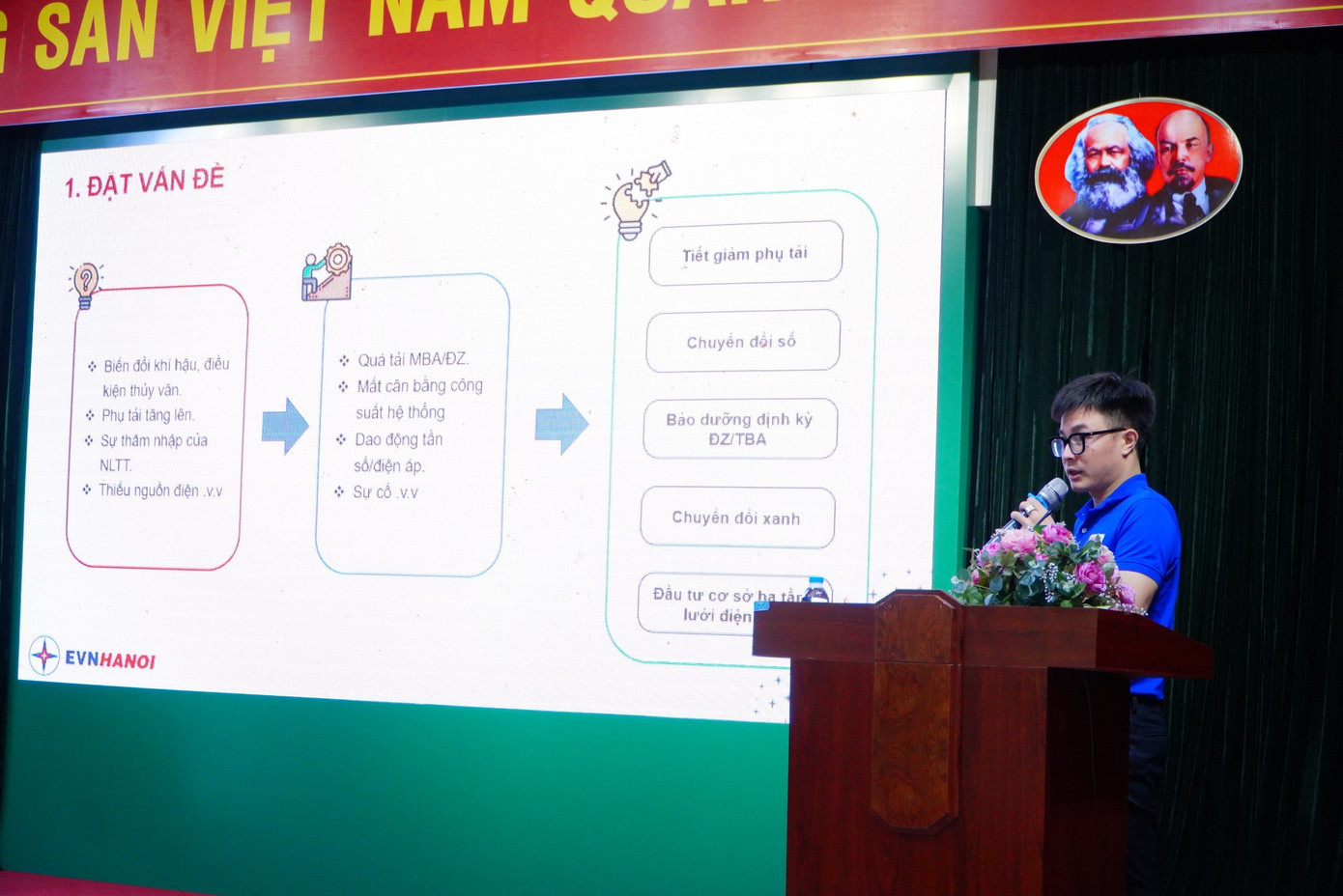 Anh Đinh Trung Hiếu – Phó Bí thư Đoàn thanh niên Trung tâm Điều độ Hệ thống điện TP Hà Nội trình bày tham luận tại hội thảo