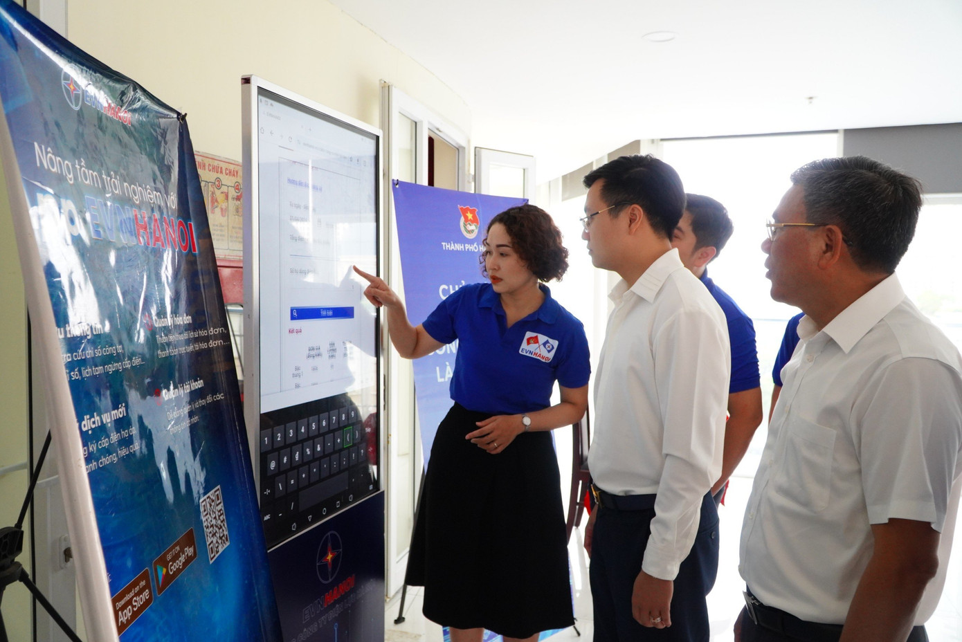 Các đại biểu trải nghiệm các công nghệ mới