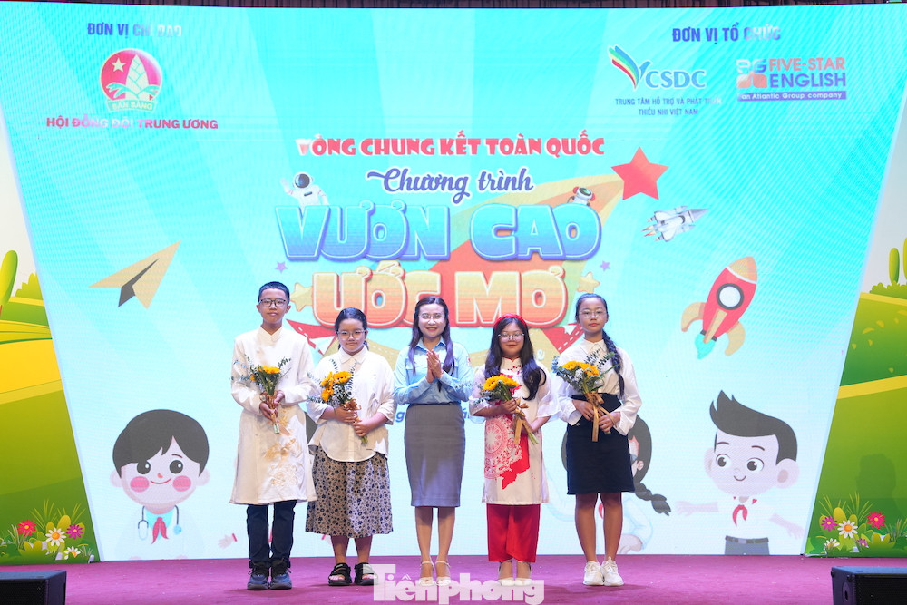 Chị Nguyễn Phạm Duy Trang - Bí thư T.Ư Đoàn, Chủ tịch Hội đồng Đội T.Ư tặng hoa cho 4 thí sinh tham gia vòng chung kết toàn quốc