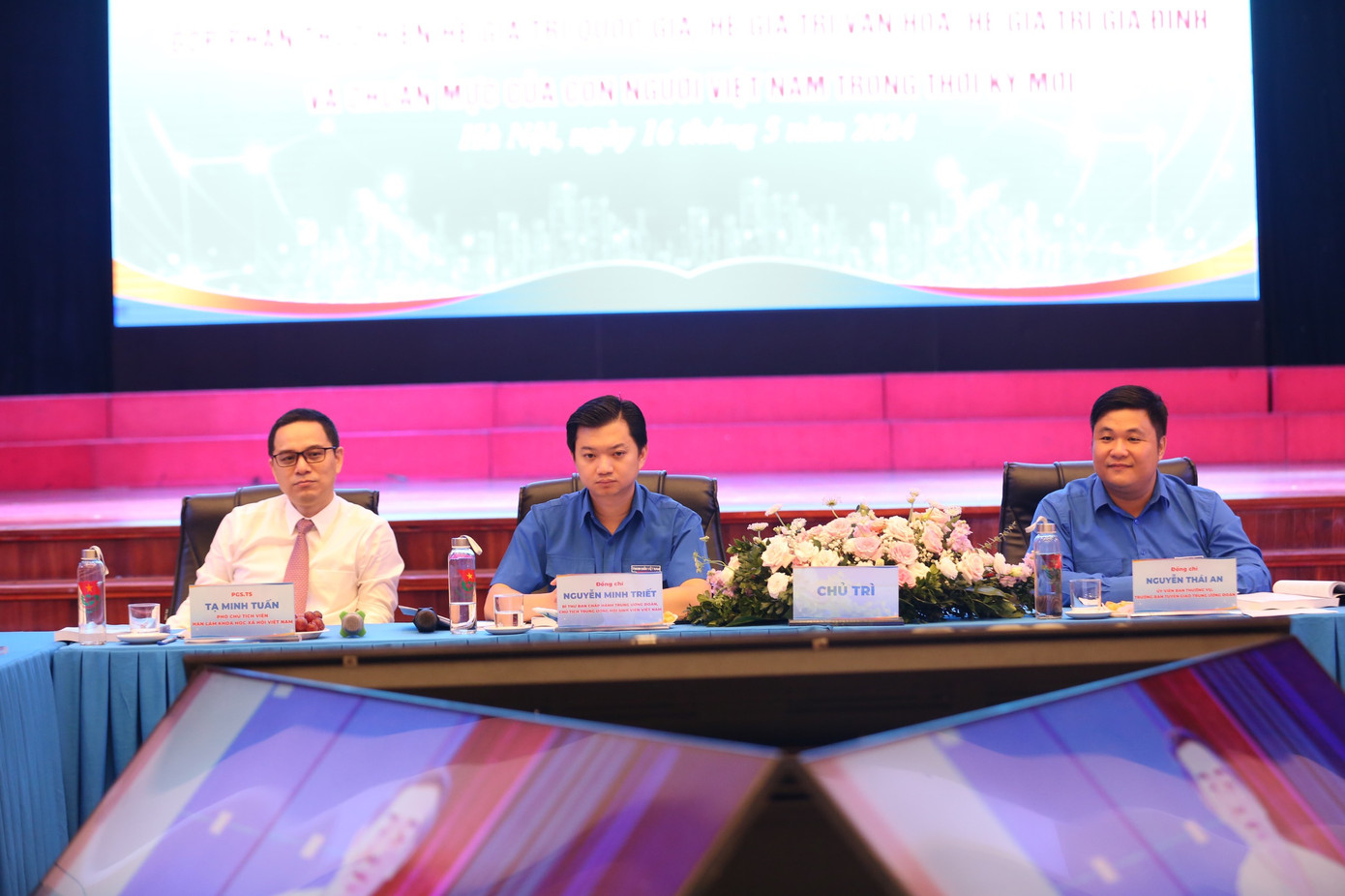 Anh Nguyễn Minh Triết – Bí thư T.Ư Đoàn, Chủ tịch T.Ư Hội SVVN; PGS.TS. Tạ Minh Tuấn - Phó Chủ tịch Viện Hàn lâm KHXH Việt Nam; anh Nguyễn Thái An - Trưởng ban Tuyên giáo T.Ư Đoàn chủ trì hội thảo. Ảnh: Bảo Anh Anh Nguyễn Minh Triết – Bí thư T.Ư Đoàn, Chủ tịch T.Ư Hội SVVN; PGS.TS. Tạ Minh Tuấn - Phó Chủ tịch Viện Hàn lâm KHXH Việt Nam; anh Nguyễn Thái An - Trưởng ban Tuyên giáo T.Ư Đoàn chủ trì hội thảo. Ảnh: Bảo Anh