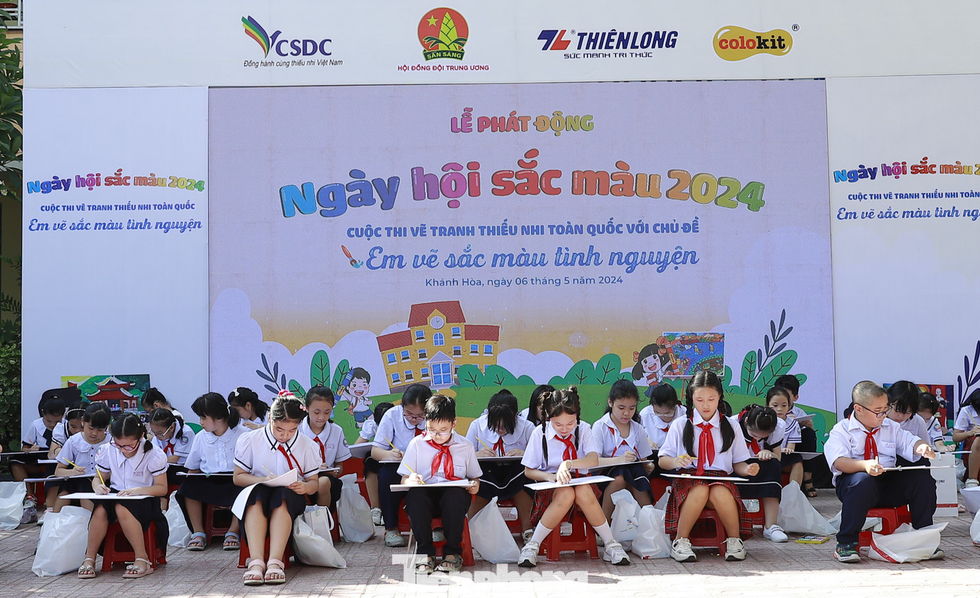 Các em thiếu nhi hưởng ứng vẽ tranh