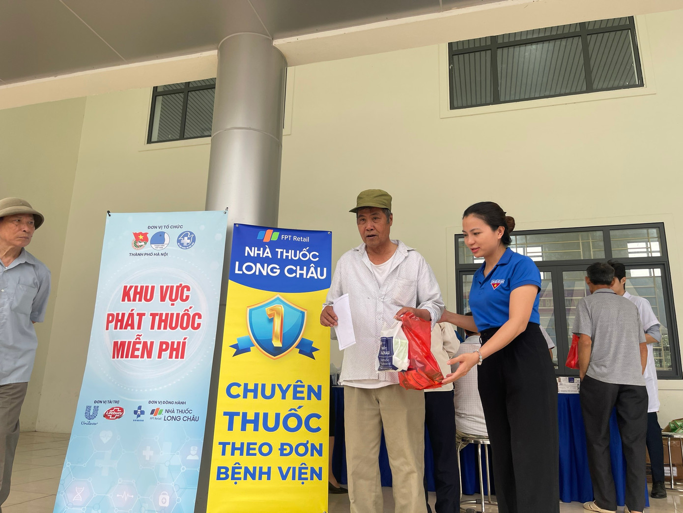 Người dân còn được phát thuốc miễn phí Người dân còn được phát thuốc miễn phí