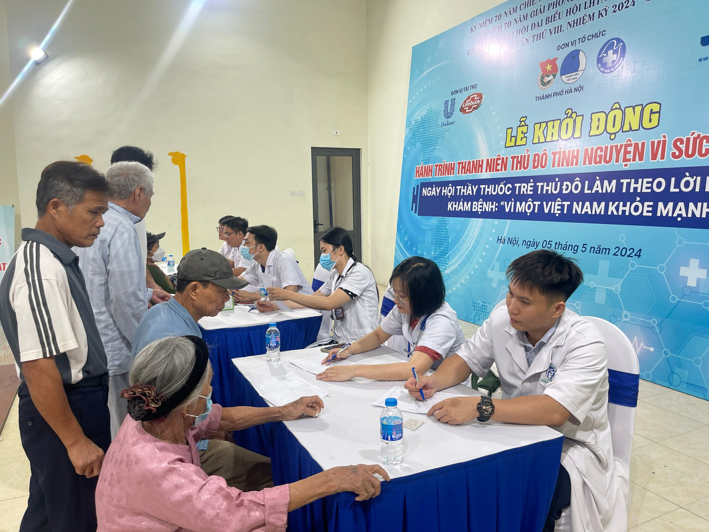 Các y, bác sĩ bệnh viện tuyến Trung ương khám, tư vấn sức khoẻ miễn phí cho người dân Các y, bác sĩ bệnh viện tuyến Trung ương khám, tư vấn sức khoẻ miễn phí cho người dân