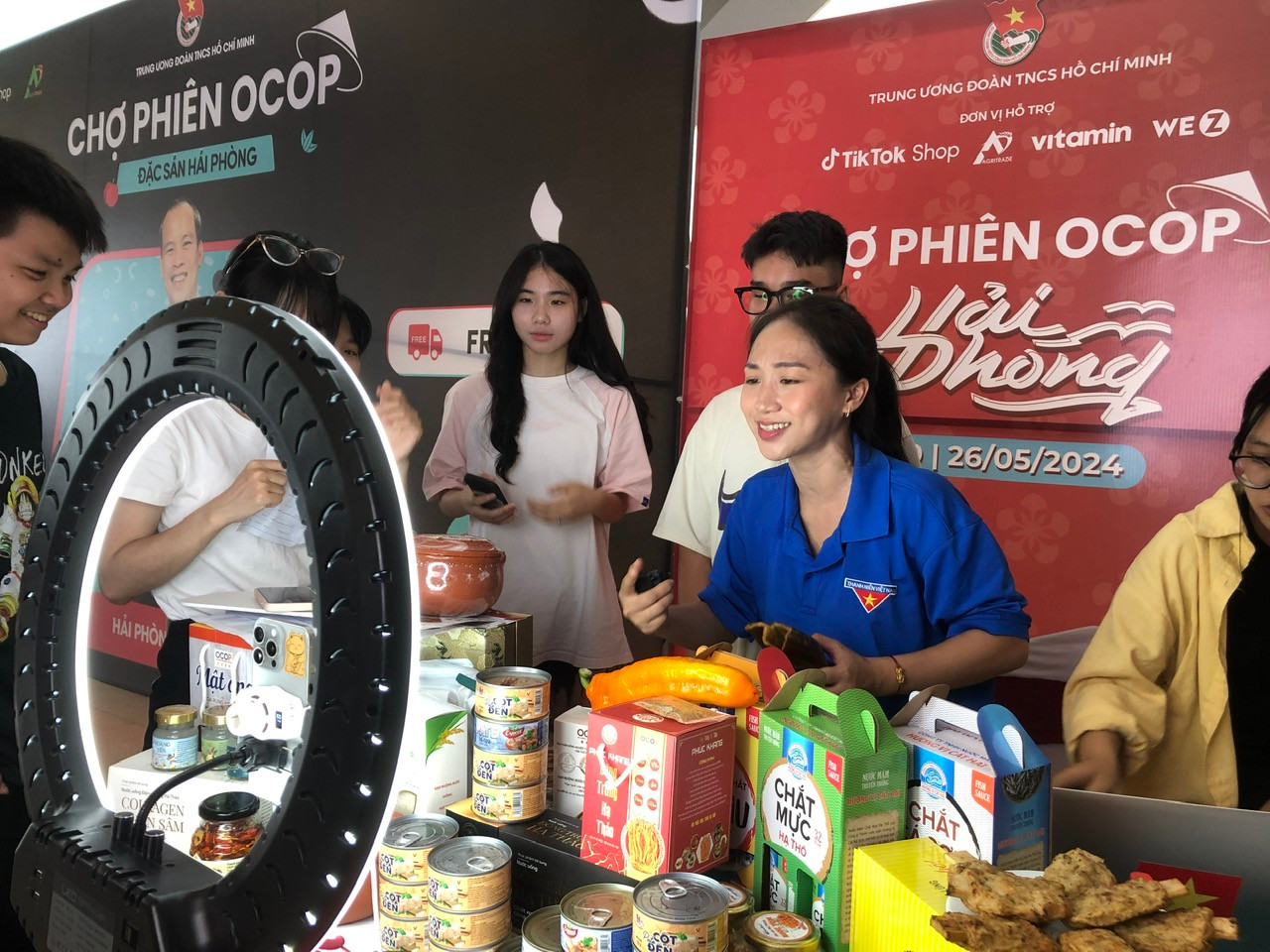 Bạn Nguyễn Thị Tường Thảo livestream tại Chợ phiên OCOP Bạn Nguyễn Thị Tường Thảo livestream tại Chợ phiên OCOP