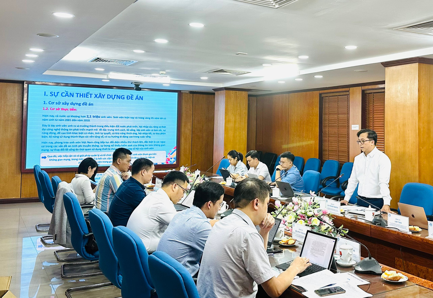 Các đại biểu trao đổi tại hội nghị