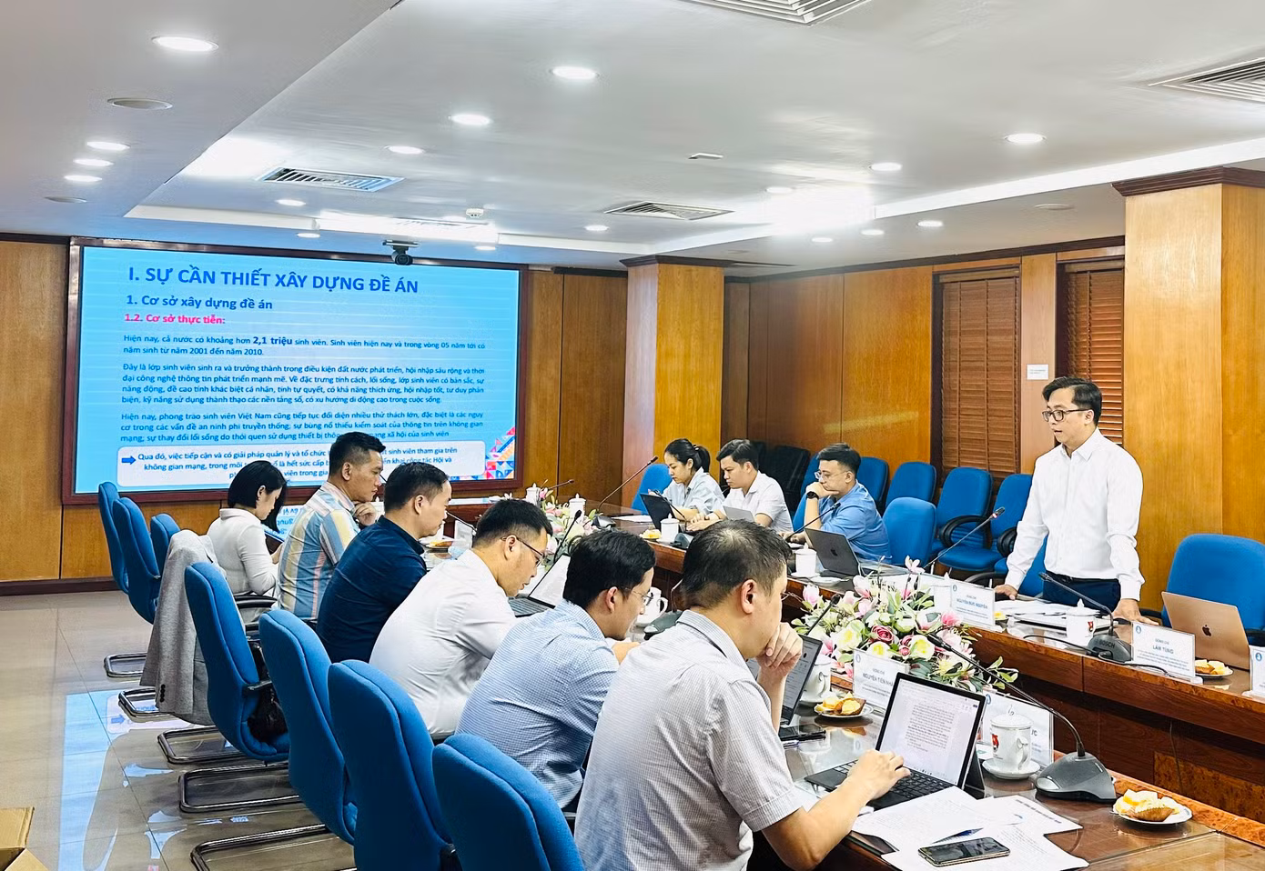 Các đại biểu trao đổi tại hội nghị