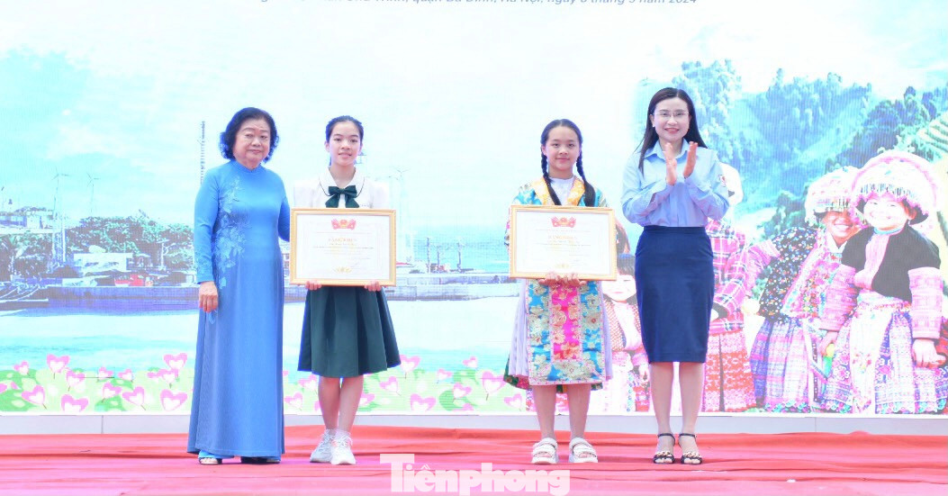Bà Trương Mỹ Hoa – nguyên Phó Chủ tịch nước, Chủ tịch Quỹ học bổng Vừ A Dính (bên trái) và chị Nguyễn Phạm Duy Trang – Bí thư T.Ư Đoàn, Chủ tịch Hội đồng Đội T.Ư trao 2 giải Nhất cá nhân cho em Vừ Thanh Trúc Vy và em Trần Đoan Hậu