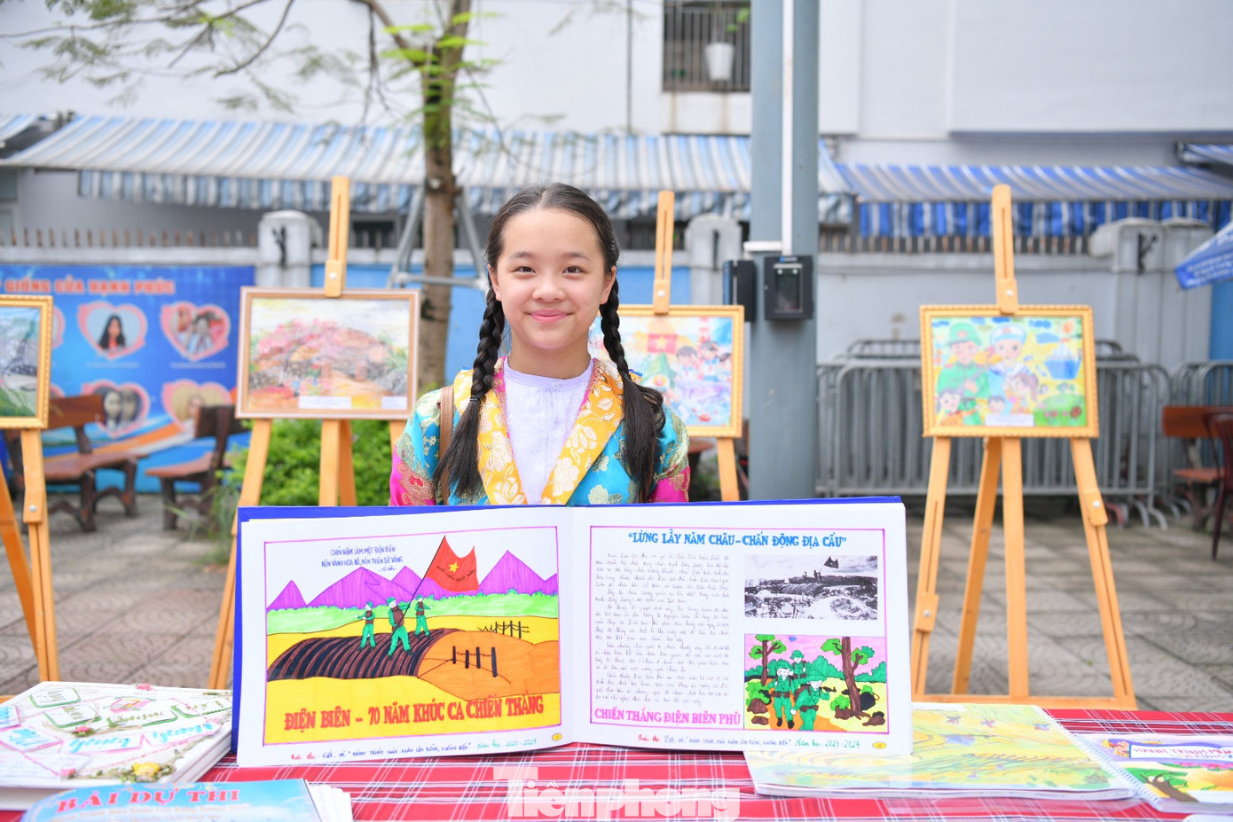 Em Vừ Thanh Trúc Vy, dân tộc Mông (lớp 7B, trường PTDTBT THCS Giàng Chu Phìn, huyện Mèo Vạc của tỉnh Hà Giang) bên tác phẩm đạt giải Nhất của mình