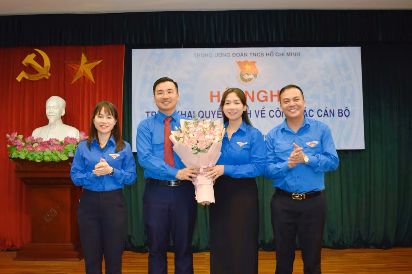 Tỉnh Đoàn Tuyên Quang tặng hoa chúc mừng anh Nguyễn Nhất Linh Tỉnh Đoàn Tuyên Quang tặng hoa chúc mừng anh Nguyễn Nhất Linh