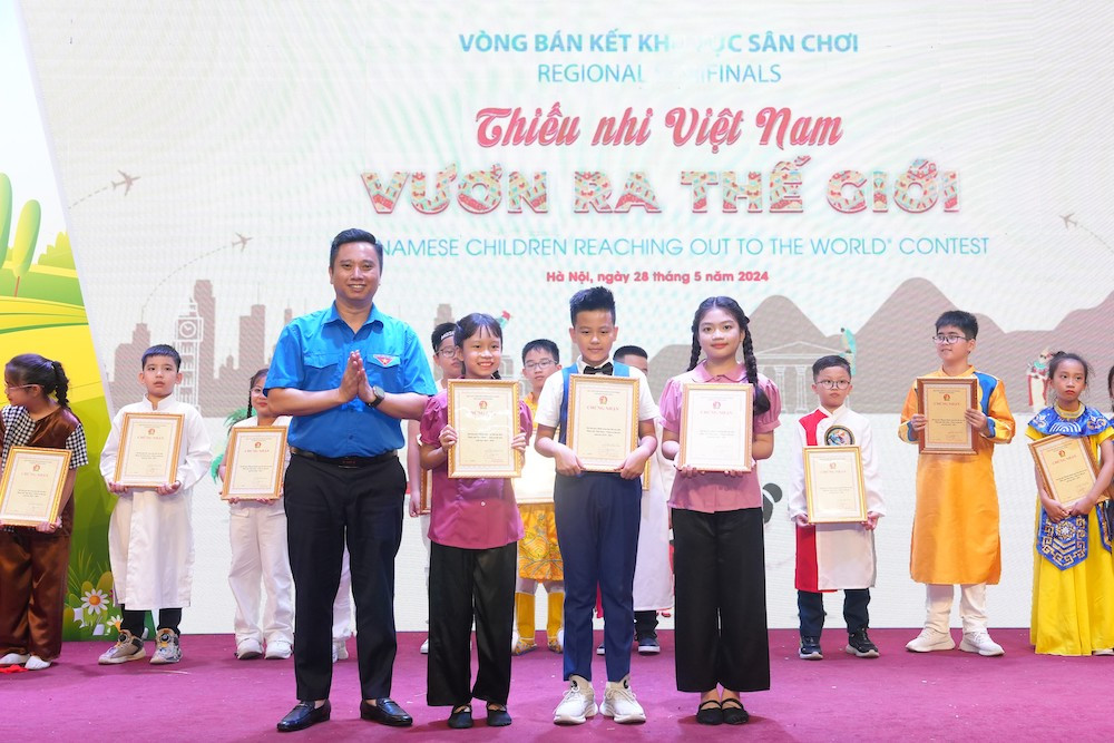 Phó Chủ tịch Hội đồng Đội Trung ương, Giám đốc Trung tâm Hỗ trợ và phát triển thiếu nhi Việt Nam - anh Lê Anh Quân trao giải Nhất cho Liên đội trường Tiểu học Trưng Vương, quận Hoàn Kiếm. Phó Chủ tịch Hội đồng Đội Trung ương, Giám đốc Trung tâm Hỗ trợ và phát triển thiếu nhi Việt Nam - anh Lê Anh Quân trao giải Nhất cho Liên đội trường Tiểu học Trưng Vương, quận Hoàn Kiếm.