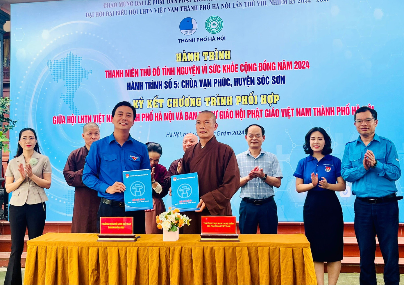 Anh Nguyễn Đức Tiến - Phó Bí thư Thường trực Thành đoàn, Chủ tịch Hội LHTN TP Hà Nội (bên trái) ký kết chương trình phối hợp với Ban Trị sự Giáo hội Phật giáo Việt Nam TP Hà Nội. Anh Nguyễn Đức Tiến - Phó Bí thư Thường trực Thành đoàn, Chủ tịch Hội LHTN TP Hà Nội (bên trái) ký kết chương trình phối hợp với Ban Trị sự Giáo hội Phật giáo Việt Nam TP Hà Nội.