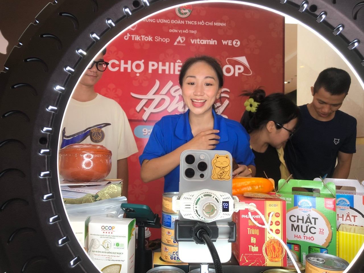 Bạn Nguyễn Thị Tường Thảo livestream tại Chợ phiên OCOP Bạn Nguyễn Thị Tường Thảo livestream tại Chợ phiên OCOP