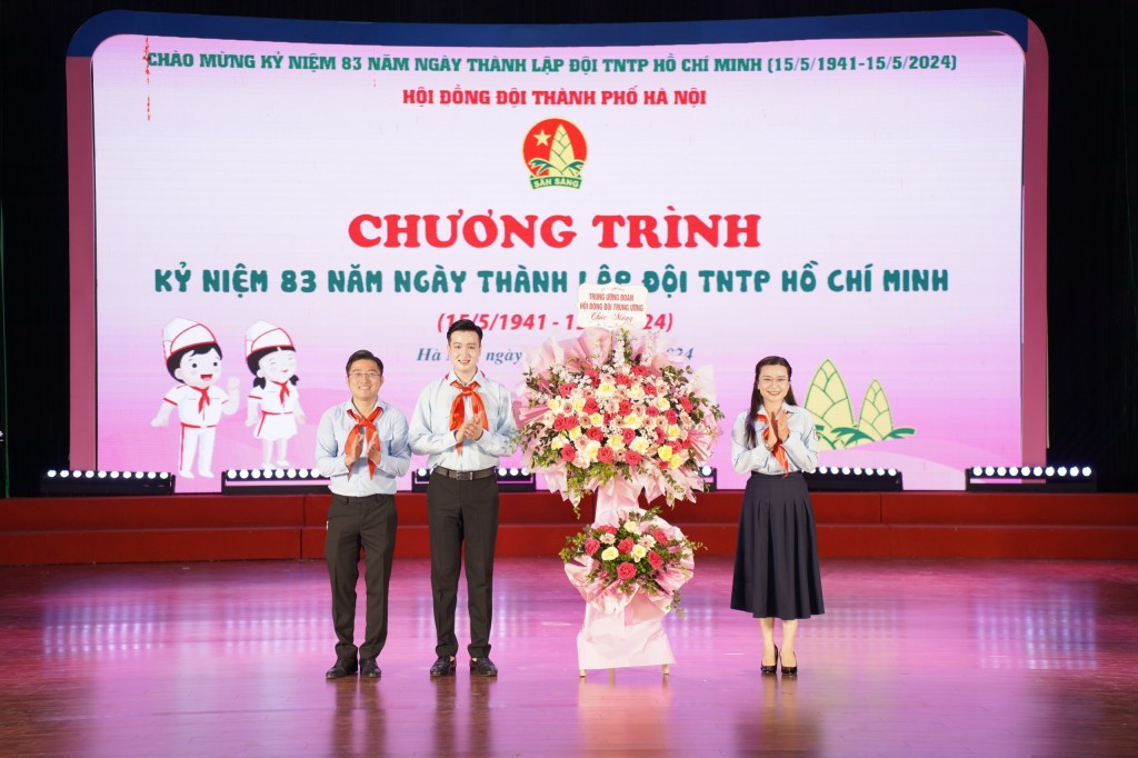 Chị Nguyễn Phạm Duy Trang - Bí thư T.Ư Đoàn, Chủ tịch Hội đồng Đội T.Ư tặng hoa chúc mừng Hội đồng Đội TP Hà Nội. Ảnh: Phạm Mạnh Chị Nguyễn Phạm Duy Trang - Bí thư T.Ư Đoàn, Chủ tịch Hội đồng Đội T.Ư tặng hoa chúc mừng Hội đồng Đội TP Hà Nội. Ảnh: Phạm Mạnh