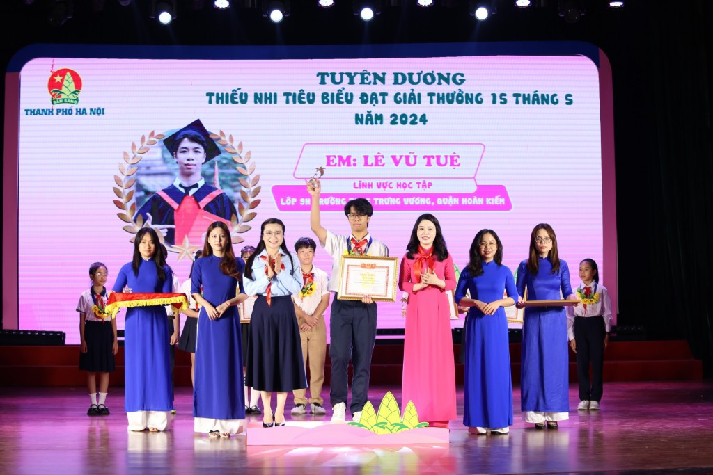 Bí thư T.Ư Đoàn, Chủ tịch Hội đồng Đội T.Ư Nguyễn Phạm Duy Trang và Bí thư Thành Đoàn Hà Nội Chu Hồng Minh trao tặng “Giải thưởng 15 tháng 5” cho thiếu nhi tiêu biểu. Ảnh: Phạm Mạnh Bí thư T.Ư Đoàn, Chủ tịch Hội đồng Đội T.Ư Nguyễn Phạm Duy Trang và Bí thư Thành Đoàn Hà Nội Chu Hồng Minh trao tặng “Giải thưởng 15 tháng 5” cho thiếu nhi tiêu biểu. Ảnh: Phạm Mạnh